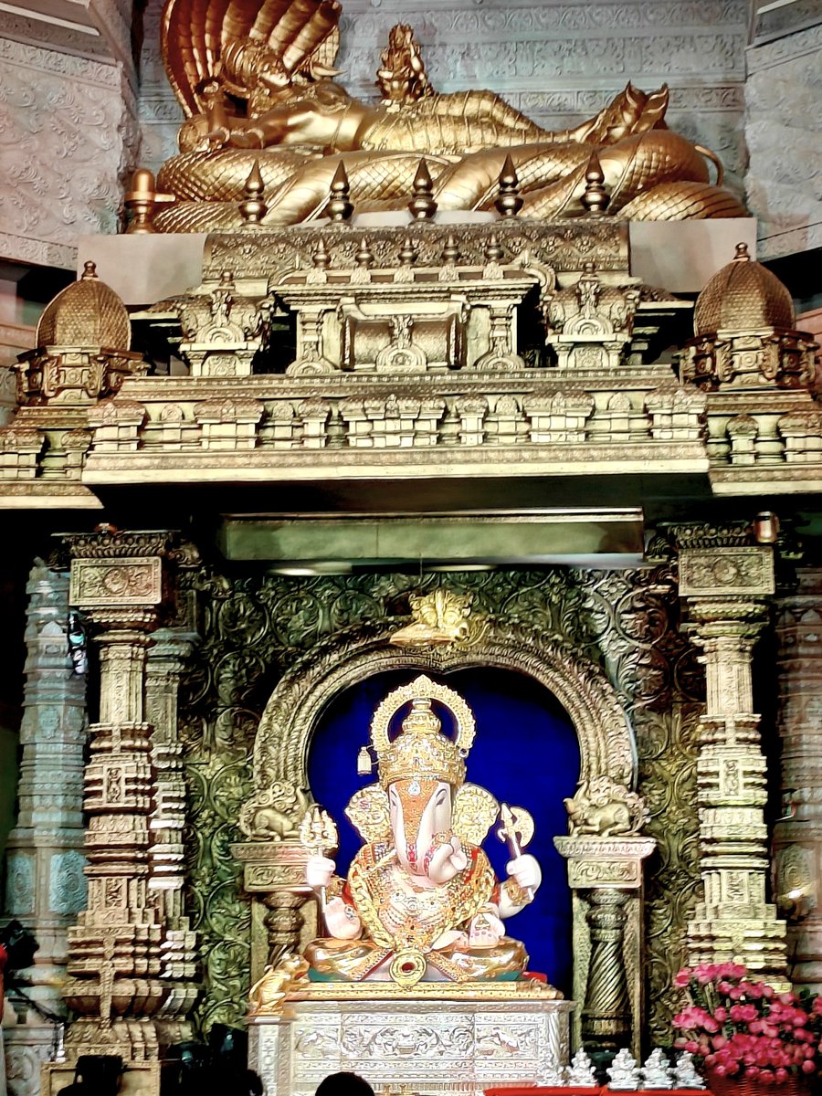 श्रीमंत दगडूशेठ हलवाई गणपति की जय॥ 
गणपति बाप्पा मोरया, मंगलमूर्ती मोरया॥
बप्पा मोरया, मोरया, मोरया रे ॥ 🌺✨

ॐ गं गणपतये नमो नमः 🙏