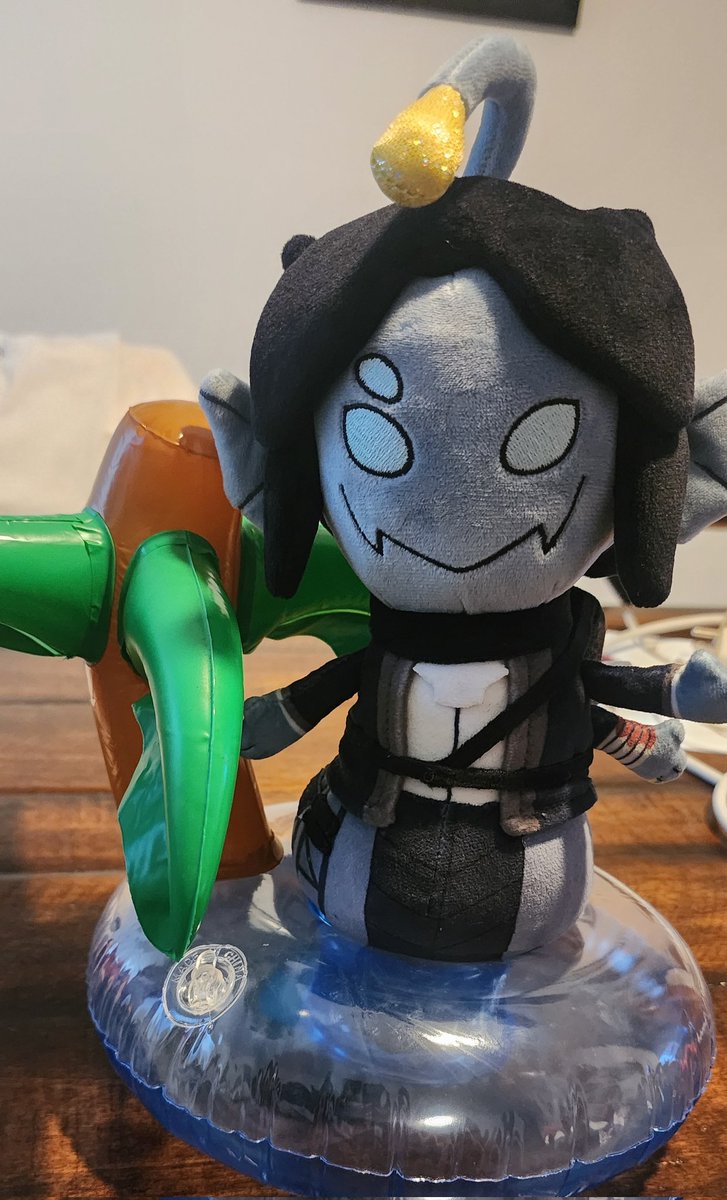 HIS FATASS DOESNT FIT IN THE POOL FLOATIE