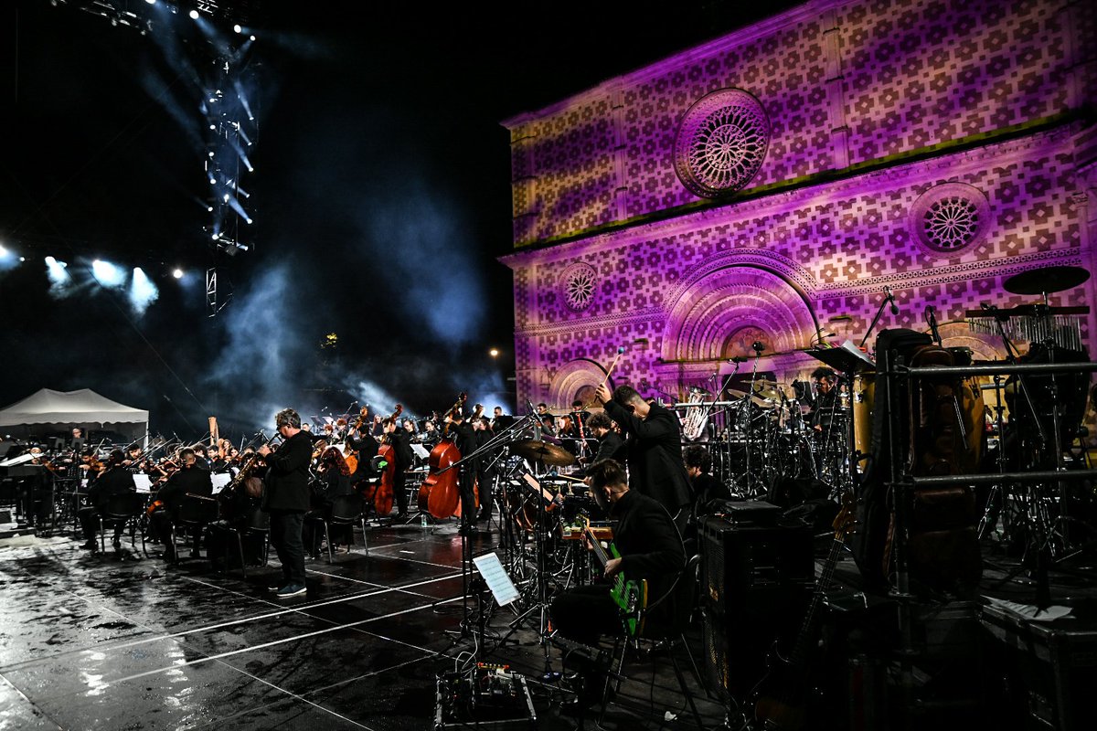 Alcuni scatti per rivivere gli attimi più emozionanti vissuti in compagnia dei grandi artisti protagonisti della 731ª Perdonanza Celestiniana!
🥢🥁 Ancora una volta, la direzione artistica del maestro Leonardo De Amicis ha dato vita a un evento indimenticabile!
 #perdonanza2025