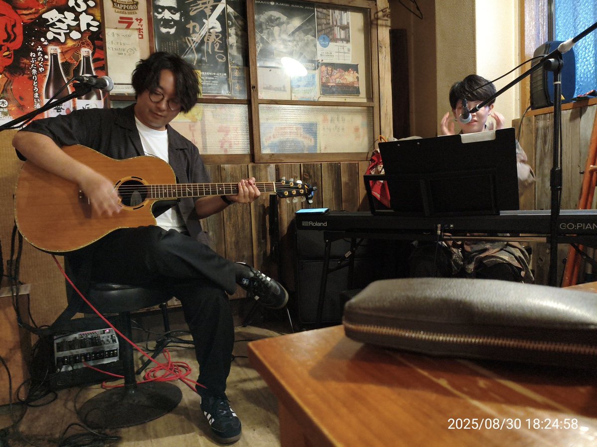 C41M42's tweet photo. さて

昨日のもぐらやアコースティックライブを振り返ってみよう

トッシー氏と参戦

扉を開け入店するとビール片手に人懐っこい笑顔の吉松氏がお出迎え
傍らには綺麗なおねぇちゃんがおり、おじさんは「やりますな吉松氏」と思いながら着席

ヤニカスおじさんはすぐさまに外の喫煙場所をチェックし、ayano氏と話をさせていただく

イントネーションからむつっぽいなあと思ったらやはり基盤はむつのようだった

箱の関係でむつ市外で活動することが多いようだ

徐々に人が増え、外崎氏も参戦

少人数ライブという事もあってかみなフランク
このくらいの密ならおじさんもセーフ😂

ayano氏の歌は動画で見るよりかなりスっと入ってきて良き
円盤ないのかなと聞いたら今日は持ってきていないとの事、残念である

p.s.I forgotはナミクラ結成前の吉松氏を知るには良いバンド
ナミクラでの曲調やハジけるプレイスタイルとは違う、裸の吉松氏(脂肪肝)を垣間見ることが出来る

このライブの後にナミクラを聞くと、また今までと違った解釈になり楽しめた

まるでしょっぱいお菓子と甘いお菓子を交互に食うとなんぼでもイケるかのような視聴スタイル

そしてナミクラ

アコギでどんな感じになるかとワクワクしながらみる
ギターの音が太い
ライトゲージの弦なんか使うかよと言わんばかりの太さ
そして6弦を疎かにしない吉松氏の左親指😂

良き👍👍👍大変に良き👍👍👍

全体を通して、演者と客の距離感が近い良いLIVE

外崎氏も座りながら歌っているのに声出てた、これがレイバンパワーか😎

普段まず聞くことが出来ないマッドサイレンデイズを聞けたのはラッキー
ライブでも聞きたいから坂本氏は腕がもげる勢いで頑張って欲しい🤣

吉松氏の健診結果発表が1番盛り上がったのは草

また少人数ライブ、開催してくれたら是非参加したいね

外崎氏、吉松氏、ayano氏、もぐらや主人、トッシー氏、ありがとうございました😊

※野猿二郎の話をしている吉松氏は少年のようだった事をお伝えしておきます😂🍜

 #ナミクラ
 #NAMIDATECLASSIC
 #ayano
 #もぐらや