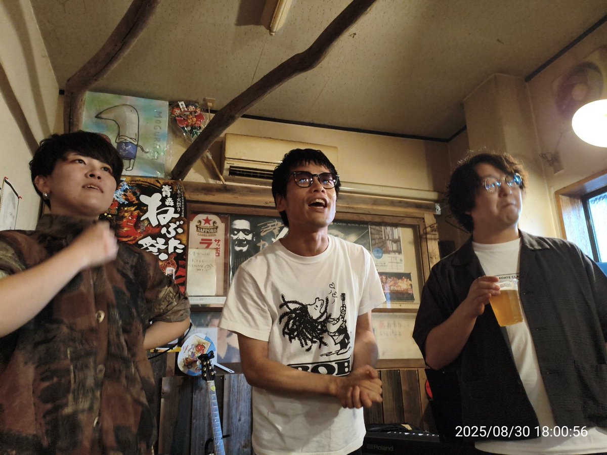 C41M42's tweet photo. さて

昨日のもぐらやアコースティックライブを振り返ってみよう

トッシー氏と参戦

扉を開け入店するとビール片手に人懐っこい笑顔の吉松氏がお出迎え
傍らには綺麗なおねぇちゃんがおり、おじさんは「やりますな吉松氏」と思いながら着席

ヤニカスおじさんはすぐさまに外の喫煙場所をチェックし、ayano氏と話をさせていただく

イントネーションからむつっぽいなあと思ったらやはり基盤はむつのようだった

箱の関係でむつ市外で活動することが多いようだ

徐々に人が増え、外崎氏も参戦

少人数ライブという事もあってかみなフランク
このくらいの密ならおじさんもセーフ😂

ayano氏の歌は動画で見るよりかなりスっと入ってきて良き
円盤ないのかなと聞いたら今日は持ってきていないとの事、残念である

p.s.I forgotはナミクラ結成前の吉松氏を知るには良いバンド
ナミクラでの曲調やハジけるプレイスタイルとは違う、裸の吉松氏(脂肪肝)を垣間見ることが出来る

このライブの後にナミクラを聞くと、また今までと違った解釈になり楽しめた

まるでしょっぱいお菓子と甘いお菓子を交互に食うとなんぼでもイケるかのような視聴スタイル

そしてナミクラ

アコギでどんな感じになるかとワクワクしながらみる
ギターの音が太い
ライトゲージの弦なんか使うかよと言わんばかりの太さ
そして6弦を疎かにしない吉松氏の左親指😂

良き👍👍👍大変に良き👍👍👍

全体を通して、演者と客の距離感が近い良いLIVE

外崎氏も座りながら歌っているのに声出てた、これがレイバンパワーか😎

普段まず聞くことが出来ないマッドサイレンデイズを聞けたのはラッキー
ライブでも聞きたいから坂本氏は腕がもげる勢いで頑張って欲しい🤣

吉松氏の健診結果発表が1番盛り上がったのは草

また少人数ライブ、開催してくれたら是非参加したいね

外崎氏、吉松氏、ayano氏、もぐらや主人、トッシー氏、ありがとうございました😊

※野猿二郎の話をしている吉松氏は少年のようだった事をお伝えしておきます😂🍜

 #ナミクラ
 #NAMIDATECLASSIC
 #ayano
 #もぐらや