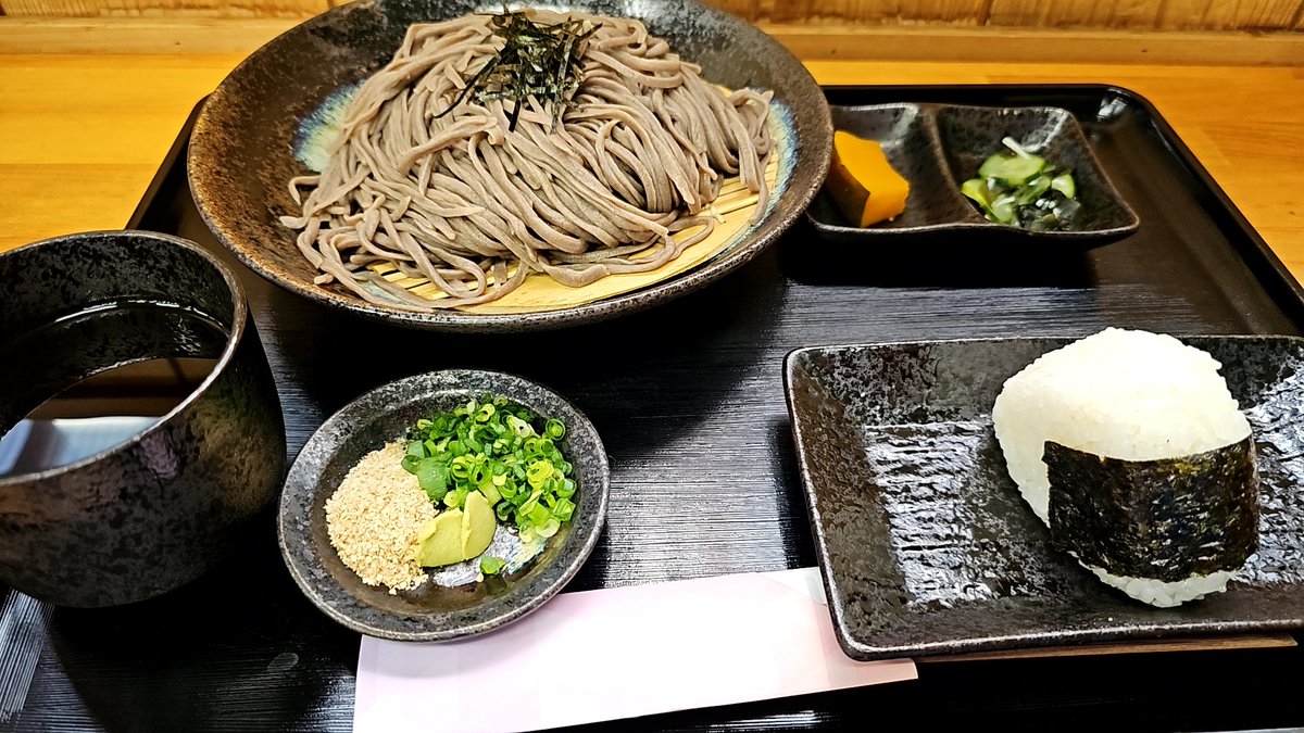 久しぶりにそば庵さんへ😊

看板娘の友人に、少し早い誕生日プレゼントを渡す目的だったのですが・・。
ここのところ心身共に疲れてて😵
いつも素敵な笑顔と、何とも心地良い声に癒されたり元気をもらってるので、欲していたのかも😓

一言二言の会話だったけど、しっかり元気をもらいました😆