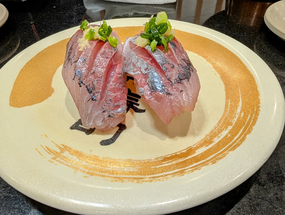 0FYRESoL5xHk2cu's tweet image. 孫の夏休み最終日。飲み放題500円＆漁港直送地魚自慢の回らない回転寿司。プリプリシコシコのアジ、透き通る生タコ、優勝は！しんこ！勿論おかわりです。
＃独楽寿司
#しんこ