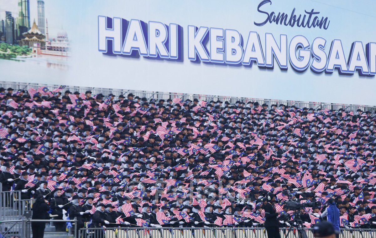 PolisKL's tweet photo. 𝗦𝗔𝗠𝗕𝗨𝗧𝗔𝗡 𝗛𝗔𝗥𝗜 𝗞𝗘𝗕𝗔𝗡𝗚𝗦𝗔𝗔𝗡 𝗞𝗘-𝟲𝟴 𝗧𝗔𝗛𝗨𝗡 𝟮𝟬𝟮𝟱

https://t.co/q3YN9S8JJK

#kearahKLsejahtera
#keepKLsafe
#31Ogos2025 https://t.co/YWMosWE2KU