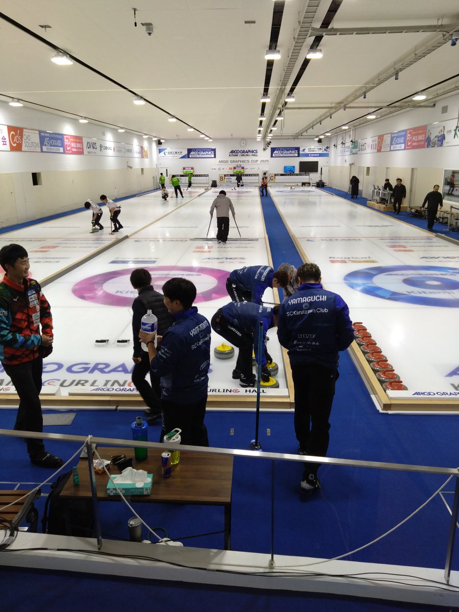 小泉選手のファイヤースイープによりブラシのほうがファイヤーしてしまいました。破片が飛び散り、プレーの続行に支障が出るとなり、両者合意のうえ、エンドのやり直しとなりました
小泉選手は元気そうで何よりです！
#AGCC2025
#HCT2025