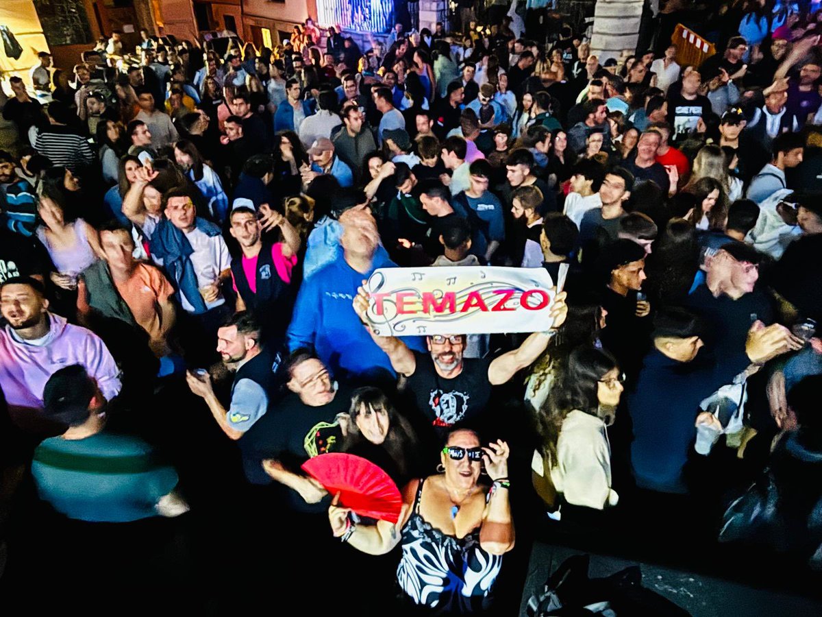 mdtradio's tweet photo. Fiesta Oficial MDT RADIO - La Emisora Del Remember en Teruel 😍 Así nos ha recibido hoy Montalban en la noche de hoy 🙌

🥳 Una vez más solo podemos decir Gracias! Por hacer de La Emisora Del Remember algo tan especial en cualquier parte del país 😘

#FiestaOficial #GrupoMDTradio https://t.co/mYoo1MHKLL