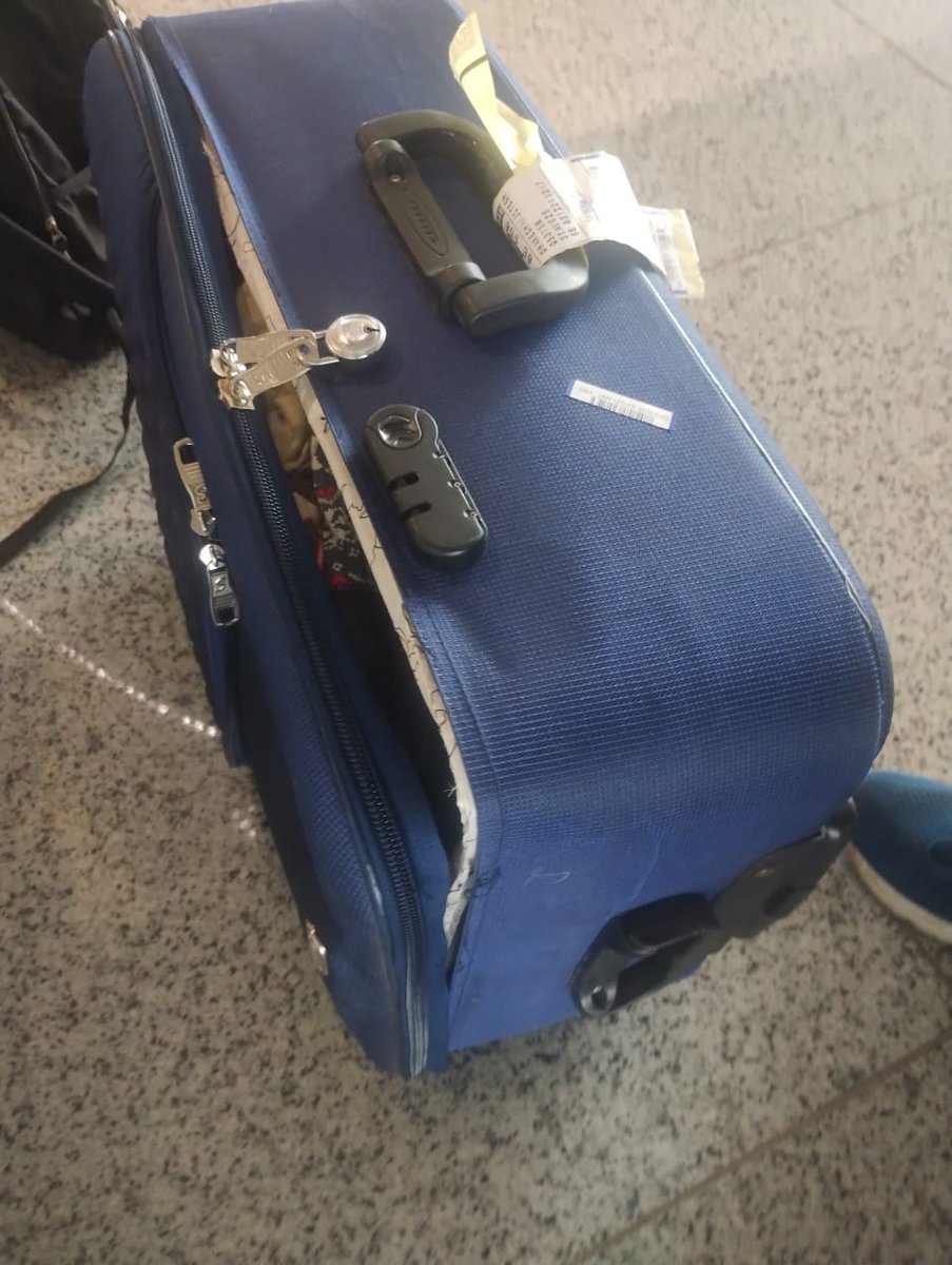 innotechie's tweet photo. @IndiGo6E
My parents flying from PNQ to HSR  on indigo flight received damaged luggage at HSR airport. The ground staff is not responding well https://t.co/4eUy6RkHHX