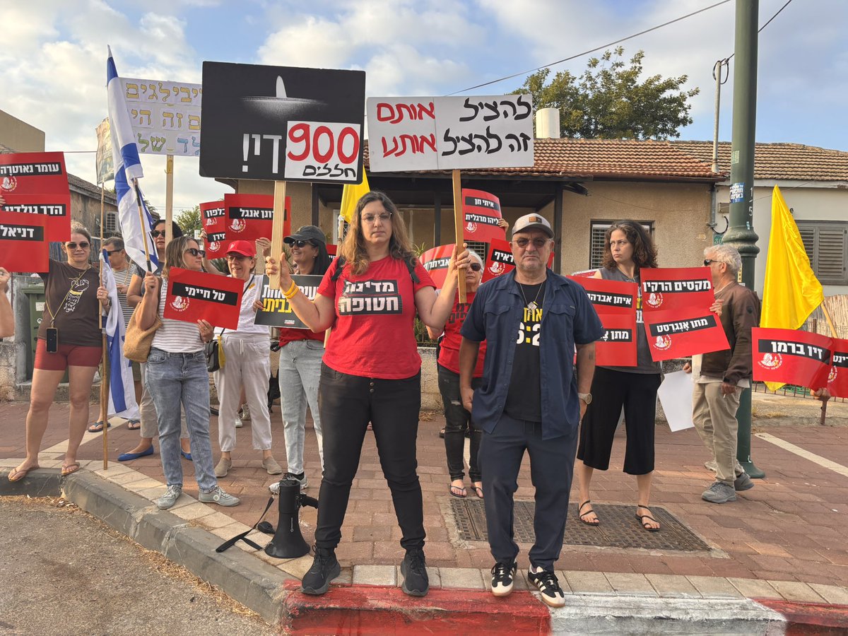 Elgarat dani עד השיחרור המוחלט (@elgarat_dani) on Twitter photo עכשו מול הבית של ״הריץ רץ ״ בנס ציונה!
מקריאים שמות החטופים !
<a href="/DemocratsIL/">הדמוקרטים</a>
<a href="/geula_even/">גאולה אבן-סער</a>
<a href="/gidonsaar/">Gideon Sa'ar | גדעון סער</a>
<a href="/Guitaryahu/">סשימי תבורי 🎗️✊</a> עכשו מול הבית של ״הריץ רץ ״ בנס ציונה!
מקריאים שמות החטופים !
<a href="/DemocratsIL/">הדמוקרטים</a>
<a href="/geula_even/">גאולה אבן-סער</a>
<a href="/gidonsaar/">Gideon Sa'ar | גדעון סער</a>
<a href="/Guitaryahu/">סשימי תבורי 🎗️✊</a>
