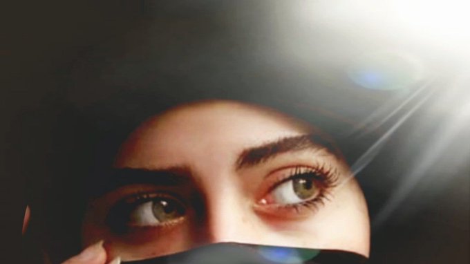 🍓روحي والفؤاد إليك تجري🍎 

تسابقني العيون إليك جريا
 أقول تمهلي وتقول هيا 

وماأدري أعيني من عصتني 
أم أني كنت ياعيني العصيا

وروحي والفؤادإليك تجري 
ولكنني أداري الشوق فيا
 
فإن يك يا عيوني البوح إثما 
وإن يك كتمي الأشواق غيا

فوزر البوح محسوب عليكم 
ووزر الكتم، محسوب عليا
م ن