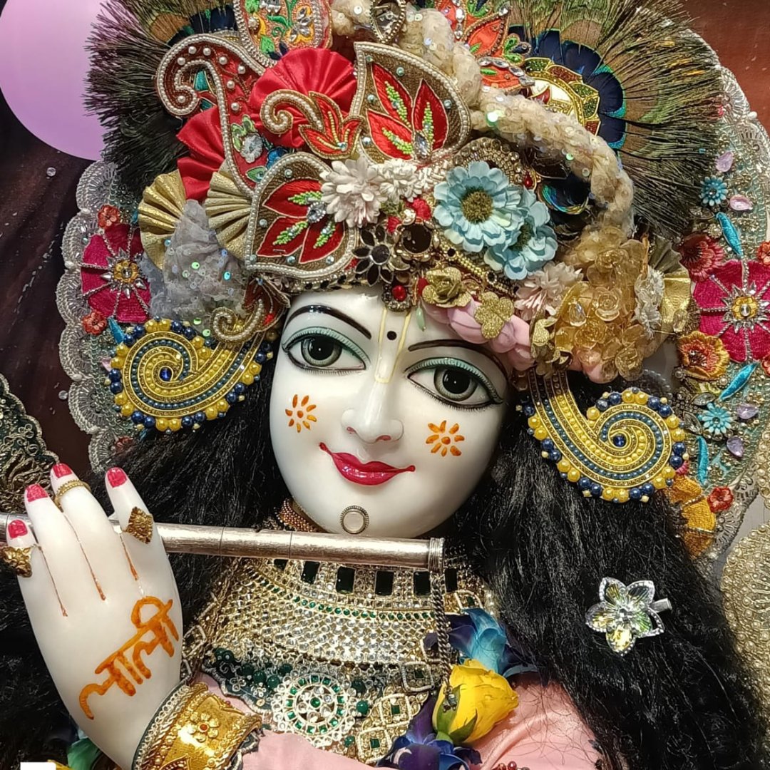 श्री राधा अष्टमी के पावन अवसर पर आज ठा. श्री प्रियाकान्त जू भगवान ने मनमोहक एवं अलौकिक श्रृंगार से भक्तों को दिव्य दर्शन दिए।
पुष्प-मालाओं, रत्नजटित आभूषणों और रंग-बिरंगे वस्त्रों से सजे प्रभु का रूप ऐसा प्रतीत हो रहा है जैसे ब्रज की मधुर लीलाएँ आँखों के सामने साकार हो रहीं हैं।