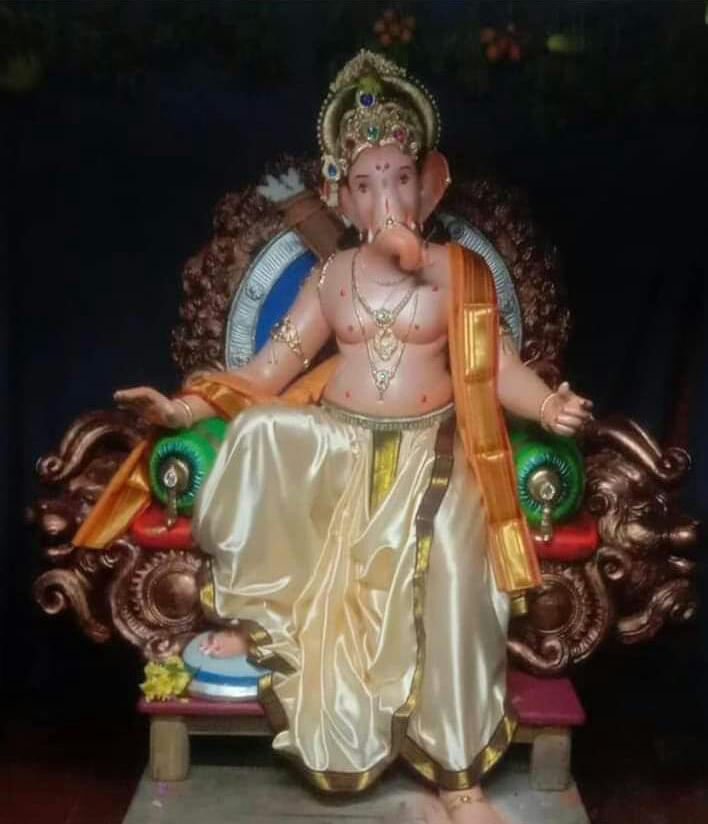 This Ganesh idol is made by Shri G.D.Bhatta of Honnavara, Karnataka. The Silk Dhoti and Shawl what we see on the idol is also made of mud...... it is awesome.....please zoom and see. Artisan deserves. 🙏🏻🙏🏻🙏🏻🙏🏻