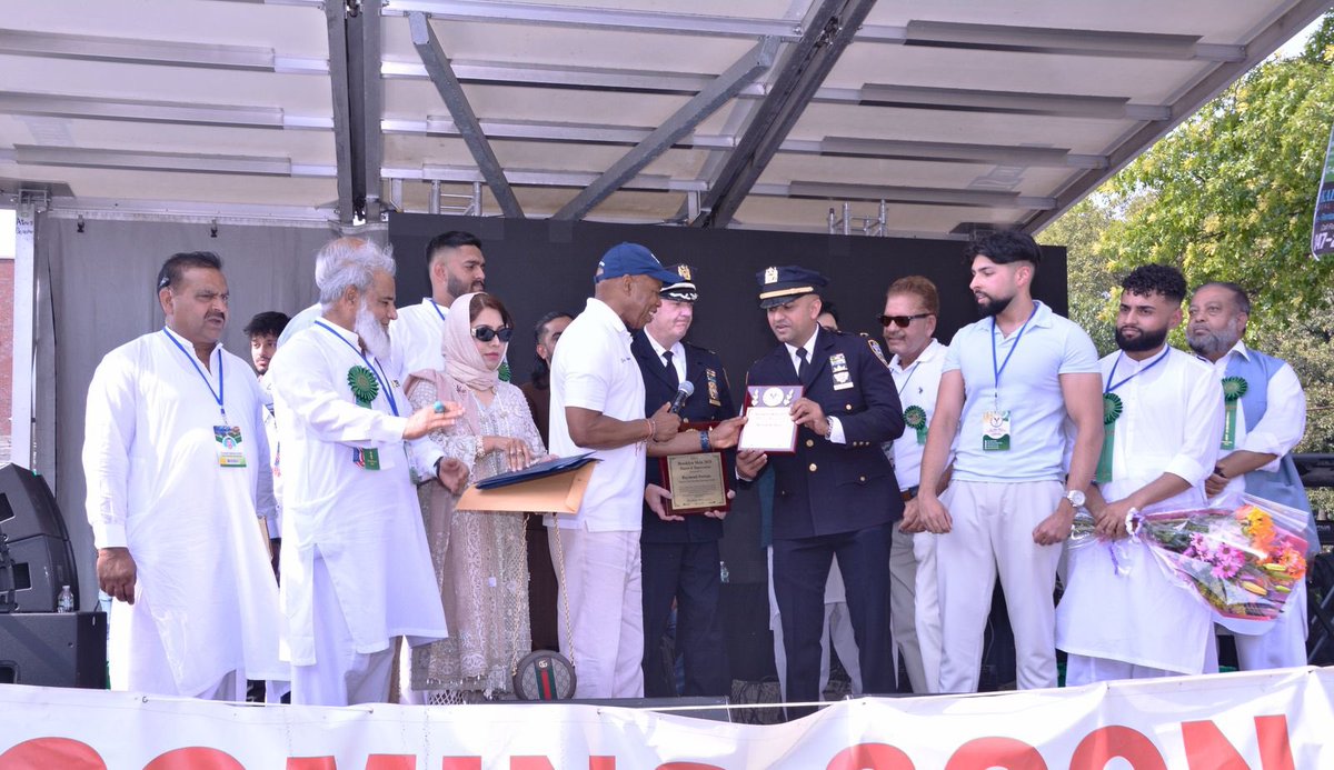 nypdpals's tweet photo. Members joined the Anniversary of Independence Day Mela on August 10, 2024. Congratulations to all the awardees, especially Deputy Inspector Mizbah Noor, Deputy Inspector Owais Khanzada, Captain Ehtasham Khan, and SSA Asad Anwar. 

@NYPDnews 
@PakinNewYork 
@NYCMayor https://t.co/mHNpO72lod