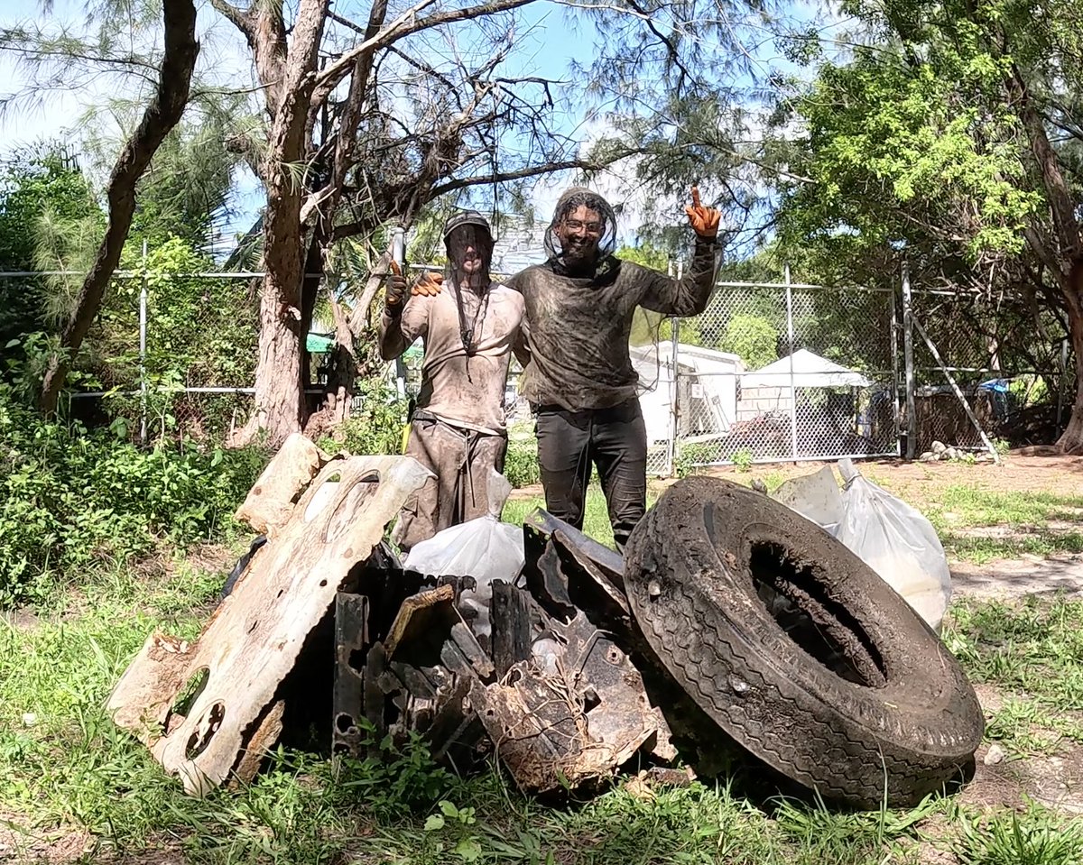 This weekend's tally was 370 pounds of trash removed from the mangroves, including a carpet, giant tire, and whole freaking kitchen stove. 33,025 pounds over 174 days. If you'd like to help, please consider donating to my Patreon patreon.com/user?u=24962511