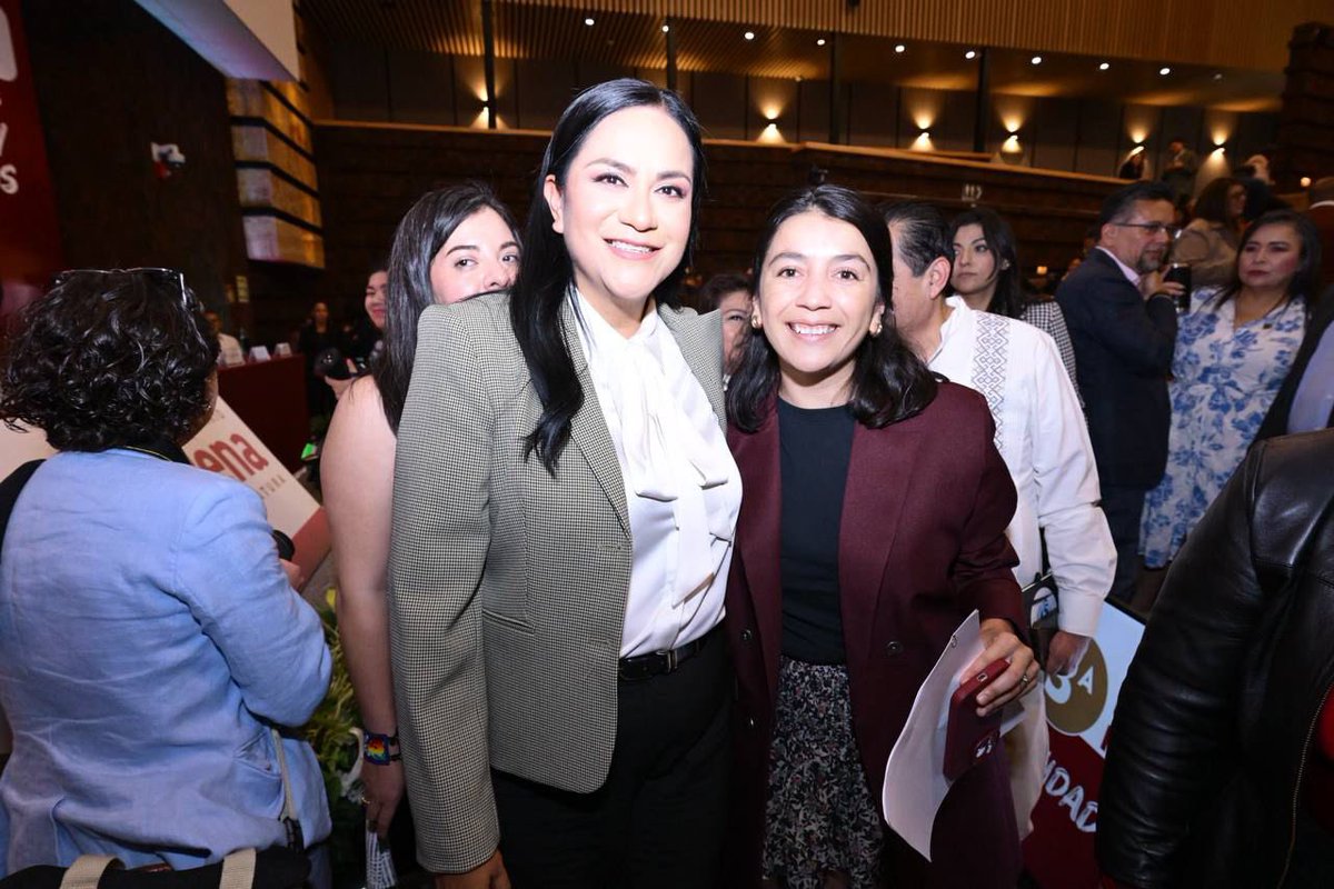 vianeygarciar_'s tweet photo. Concluimos la 3ª Plenaria del Grupo Parlamentario de Morena, escuchando a secretarias, secretarios y a nuestra presidenta. Refrendamos el compromiso con el proyecto de nación que lidera @Claudiashein, construyendo el segundo piso de la 4T. #ElPowerSigue 💪🏼♥️ https://t.co/nHeva7GbyB