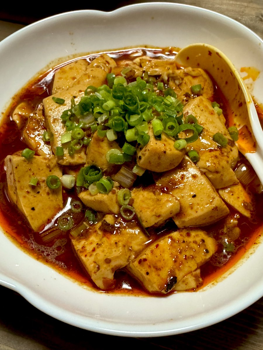 おはようございます🌞
昨夜のお家🏠ご飯🍚は本格中華麻婆豆腐
いつもは丸美屋派ですが暑過ぎてスパイシーな本格中国料理の麻婆豆腐
日本のがご飯には合うので醤油やら少し麻婆豆腐の素に味付け足してみた😆
うんまぁ👍