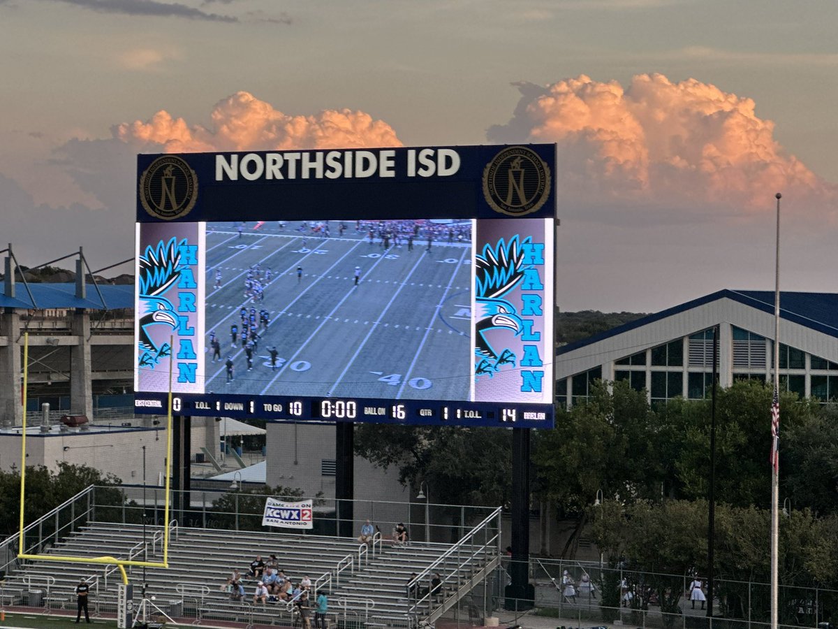 End of the 1st quarter… Hawks with the lead!