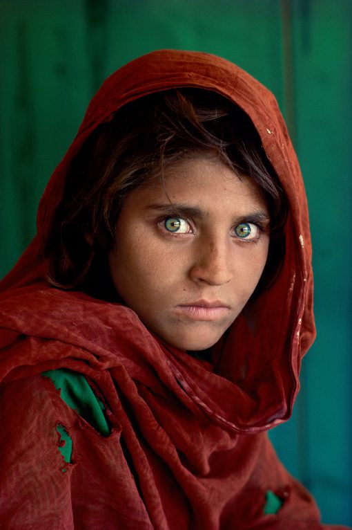 La icónica portada de la revista National Geographic de junio de 1985, titulada "Afghan Girl" (La niña afgana). La fotografía fue tomada por Steve McCurry y su protagonista es Sharbat Gula. 

Mi padre estaba suscrito a la revista y nos llego a la casa.