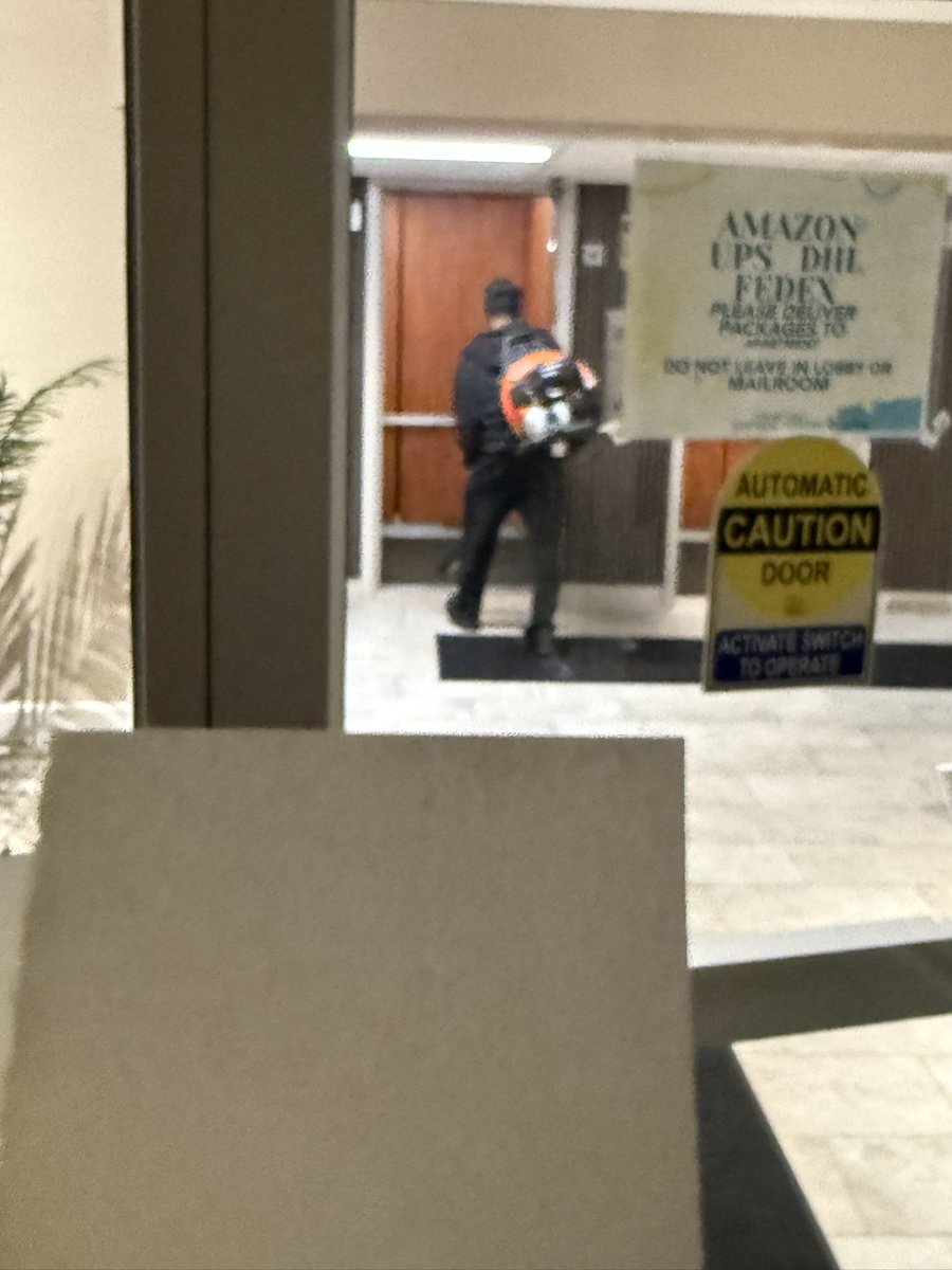 PatLooney's tweet photo. The shit you see delivering pizzas https://t.co/IuhVl2g0tX