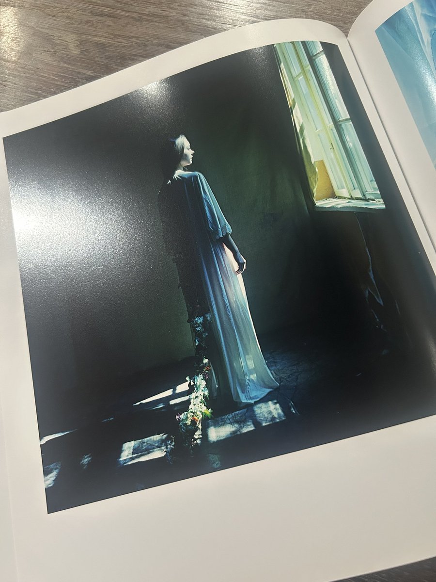 会期特別延長✨来週末9/7まで✨
本日8/31（日）LIBRIS KOBACO六周年記念特別展示山元彩香写真展『Sand, Water and Dust』@ayakayamamotoo
LIBRIS KOBACOでは3年ぶり！
販売中のポスターはサイン✍️入り
© Ayaka Yamamoto
Courtesy of Taka Ishii Gallery Photography / Film
#山元彩香
#LIBRISKOBACO