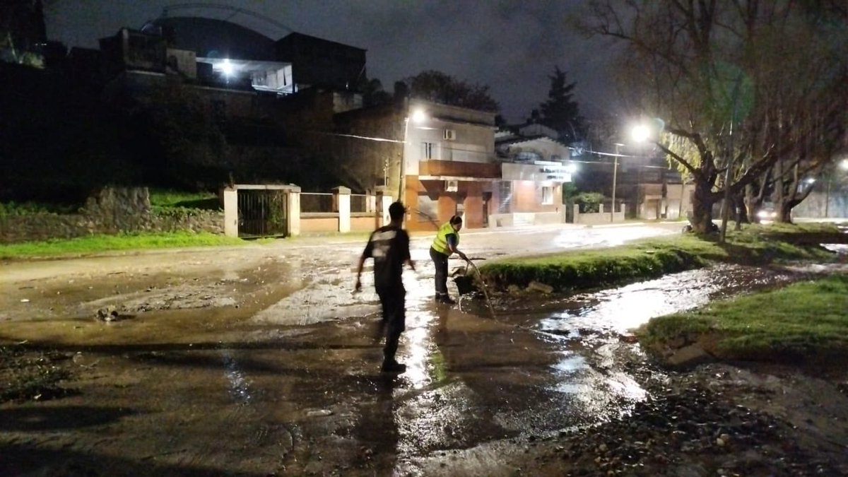 🌧️ Ante las lluvias continuas, nuestras cuadrillas municipales trabajan en el mantenimiento de rejillas y desagües en distintos puntos de la ciudad, para prevenir inconvenientes y garantizar el buen drenaje del agua.

⚠️ Pedimos a los vecinos circular con precaución y, ante