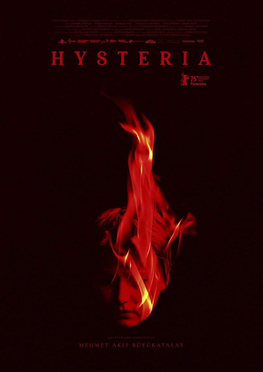 9...
نبقى في برلين ٢٠٢٥ وإلى ترجمة فيلم
Hysteria 
للمخرج #MehmetAkifBüyükatalay
subsource.net/subtitle/hyste…
يعُثر على مصحف محترق في موقع تصوير، فينقلب العمل رأسًا على عقب. وتبدأ الاتهامات المتبادلة التي تدفع بالمخرجة المساعدة نحو لعبة أسرار وأكاذيب خطيرة تهز ثقتها بمبادئ الفن وصانعيه
