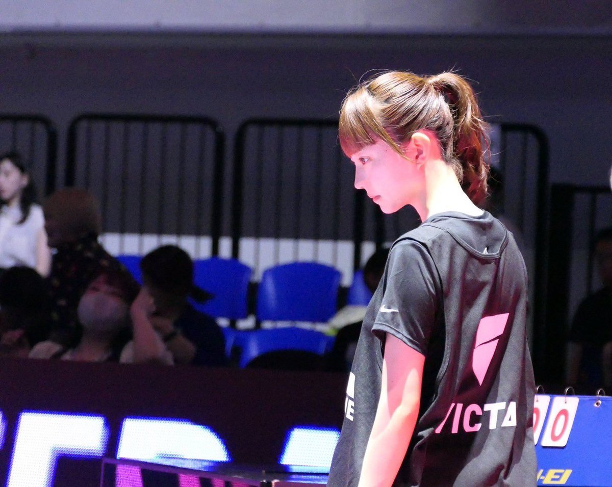 薄紫のユニフォームに、透き通るような白い肌、AIを疑われる整ったビジュアル、大きな瞳を輝かせた真剣な眼差しが調和した芸術点の高い写真には「マジで可愛いな」「絵に描いたような美しさ」「可愛いだけでなく、試合に入ると真面目に卓球してる感じもいい」など夢中になる人が続出！！