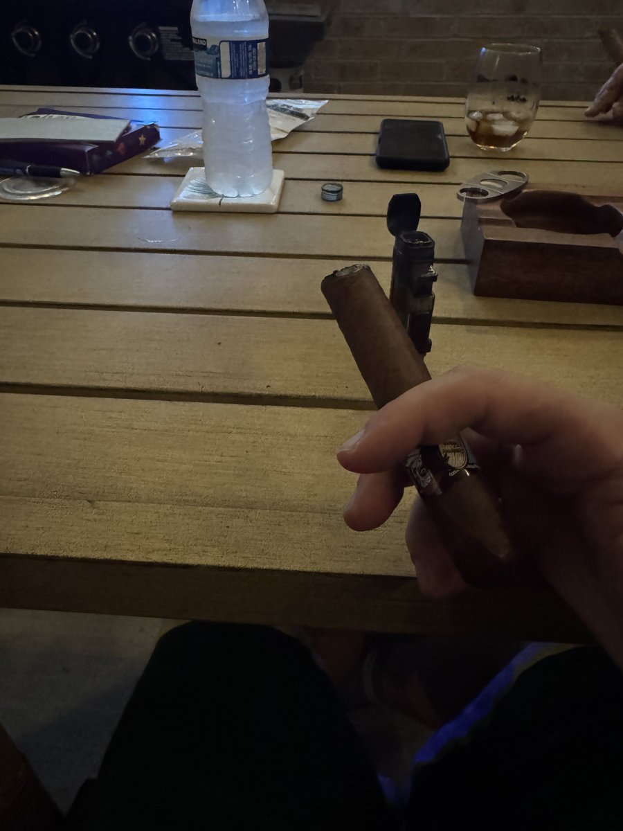 GeauxDuck's tweet photo. Victory cigar
#GoDucks #NumberOneTeamInTheWorld https://t.co/tJKGWdVhfE