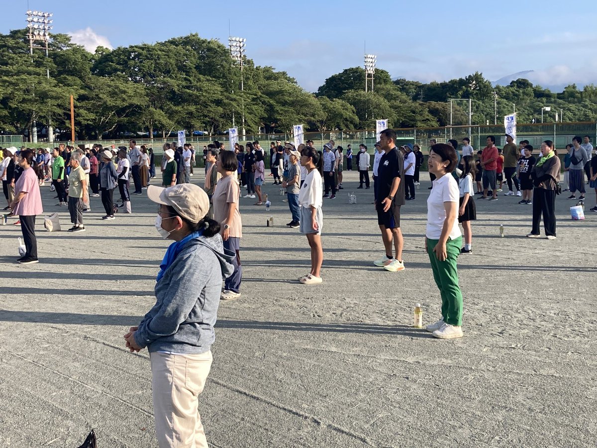 今日で8月もおわりです。毎年恒例ラジオ体操、今年も桑名市長島町を中心に参加しました。各町で皆さんとお話ができました。ある地区ではサルがでたとのこと。早速、市にも連絡し対応ずみ。そんな生情報を得られるのがこうした地域活動です。しかし、えらく体が硬くなっていることを実感。