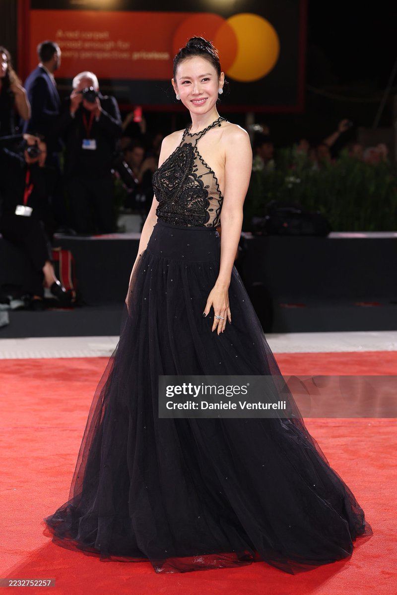 roobinotruby__'s tweet image. It&apos;s THE Son Ye Jin. ✨️

#SonYejin #Venezia82 #VeniceFilmFestival #손예진 #SonYejinatVenice