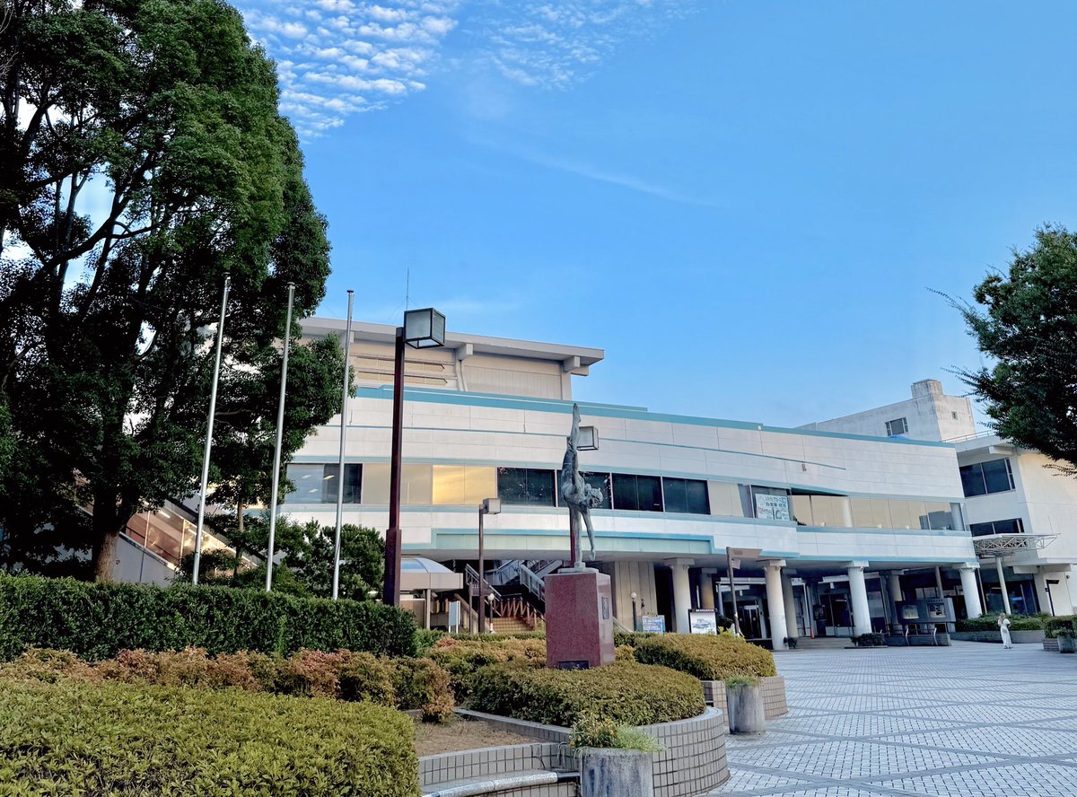 hiyoorihonoo's tweet image. 藤沢公演、終演しました🌈
午前・午後ともにほぼ満席の客席😳！！
みんなで一緒に踊ったり、笑いありの場面もあったりと、楽しい公演でした😁
ロビーにはスタッフさん手作りの可愛いお菓子の家💓🍭
ありがとうございました✨
#こどもオペラ #ヘンゼルとグレーテル #藤沢市民会館 #藤沢