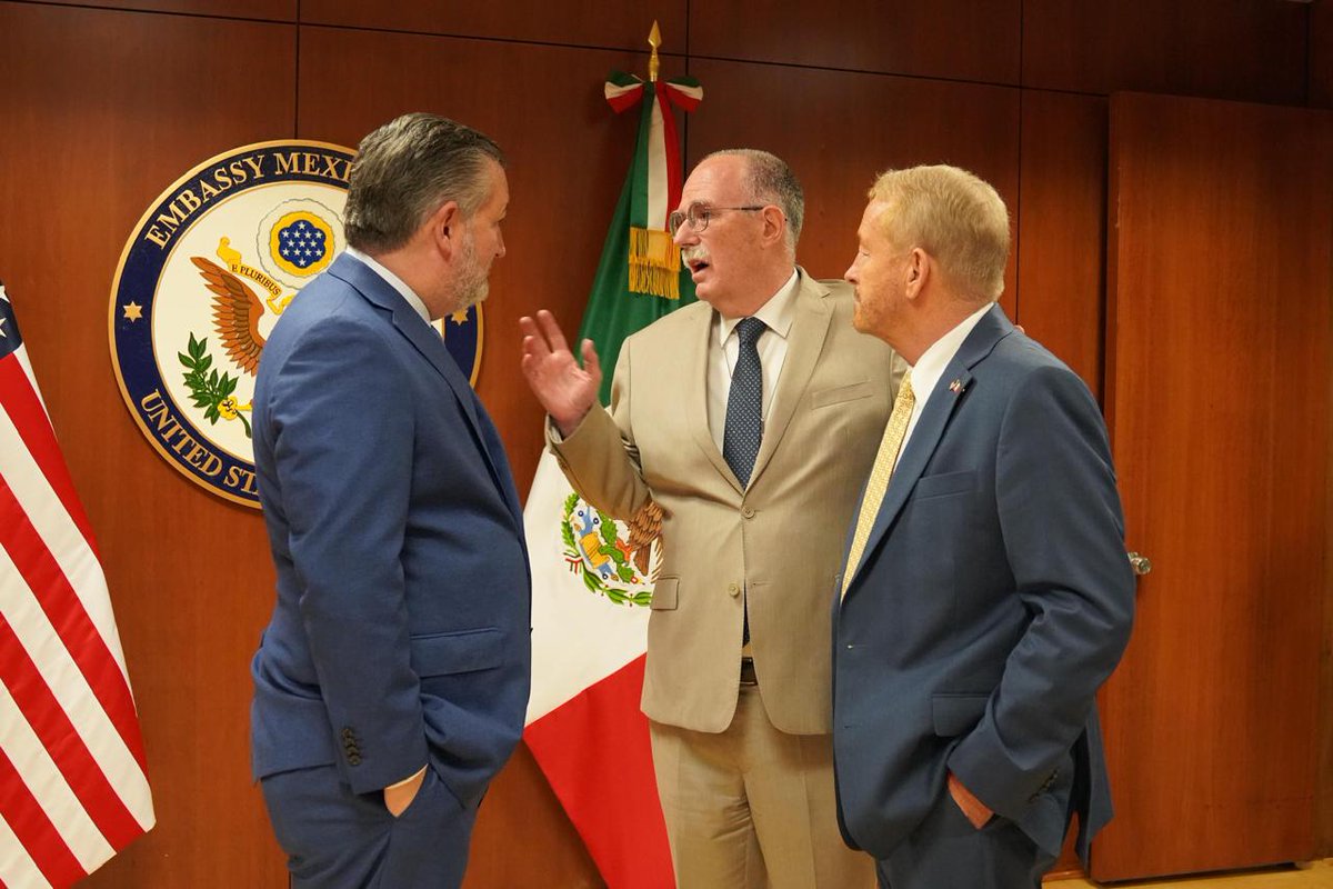 Me reuní con el senador Ted Cruz (<a href="/SenTedCruz/">Senator Ted Cruz</a>) y con el embajador Ronald Johnson (<a href="/USAmbMex/">Embajador Ronald Johnson</a>). Hablamos sobre la importancia de impulsar el comercio agroalimentario entre 🇲🇽 y 🇺🇸 y de la campaña contra el gusano barrenador.