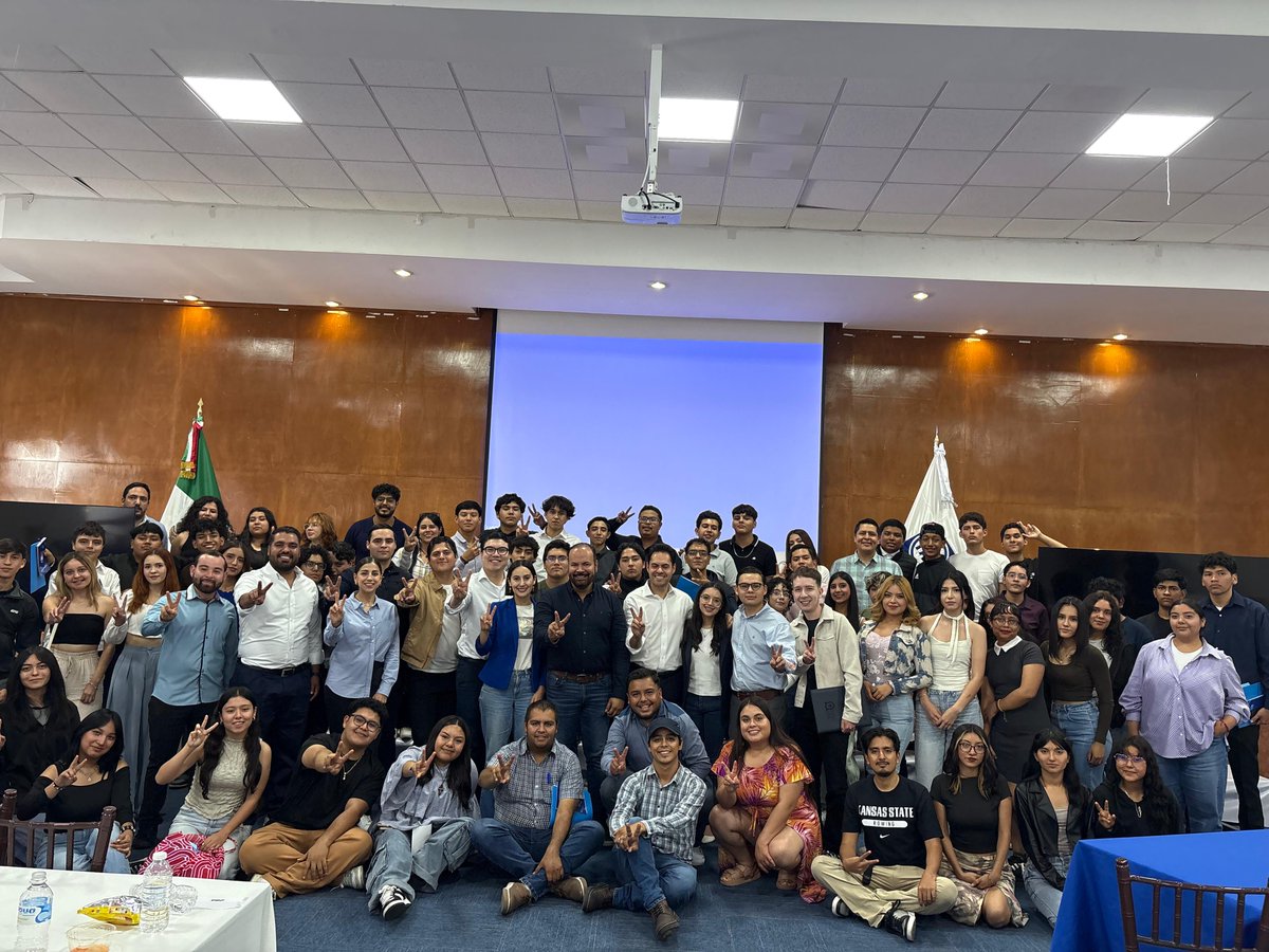 CDEPANDurango's tweet photo. Con éxito realizamos el taller “Viraliza el Cambio” 💻✨ Jóvenes de Acción Nacional participaron en 4 ponencias con el Dip. Alejandro Mojica, Mike Delgadillo, Roque Fernández y Rubén Loya. 💙 Seguiremos impulsando liderazgo y activismo digital en nuestra juventud. https://t.co/aeVgrmnitS
