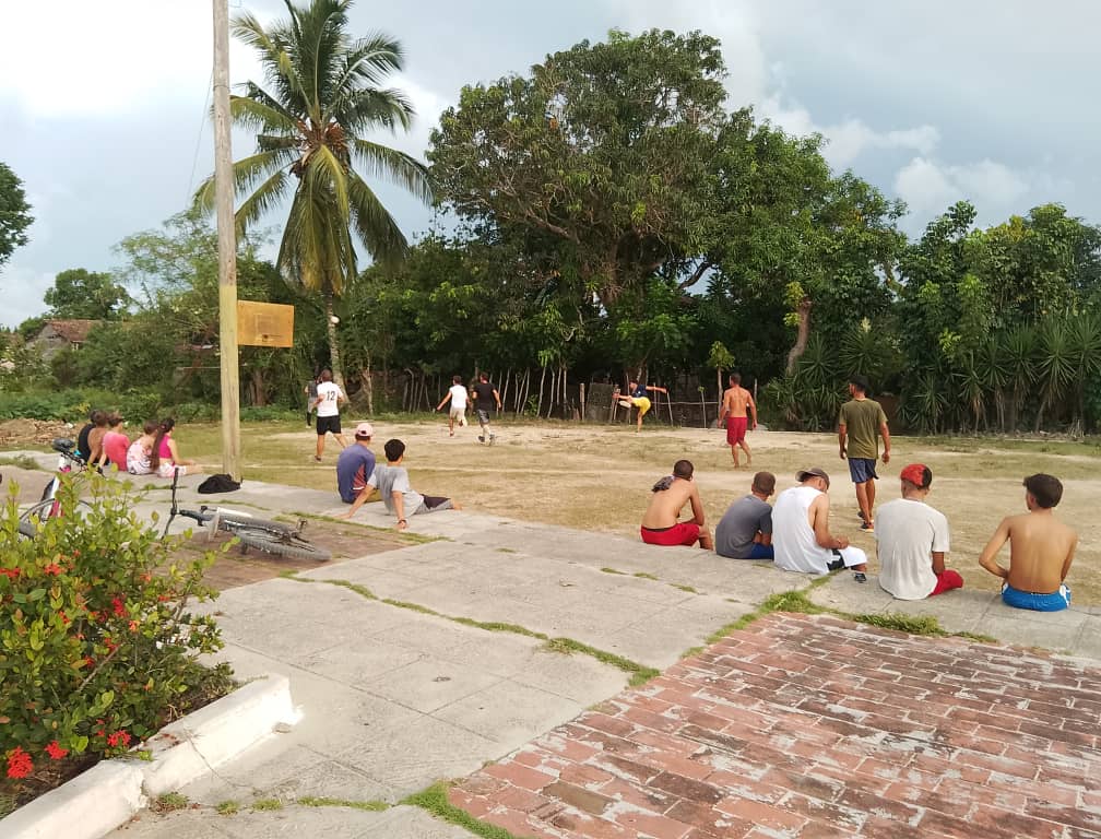 RamiroR32543692's tweet photo. Actividad Deportiva Recreativa, del cierre del Verano 2025 #SiempreJoven, en #Venegas y Perea. Fotos: Ileana Hernández. #SanctiSpiritusEnMarcha. @DeivyPrezMartn1 @DiazCanelB @DrRobertoMOjeda @GHNordelo5 @LaidaliS58962 @MichelZerquera @milian_mileydi https://t.co/KsdyL7nXIf