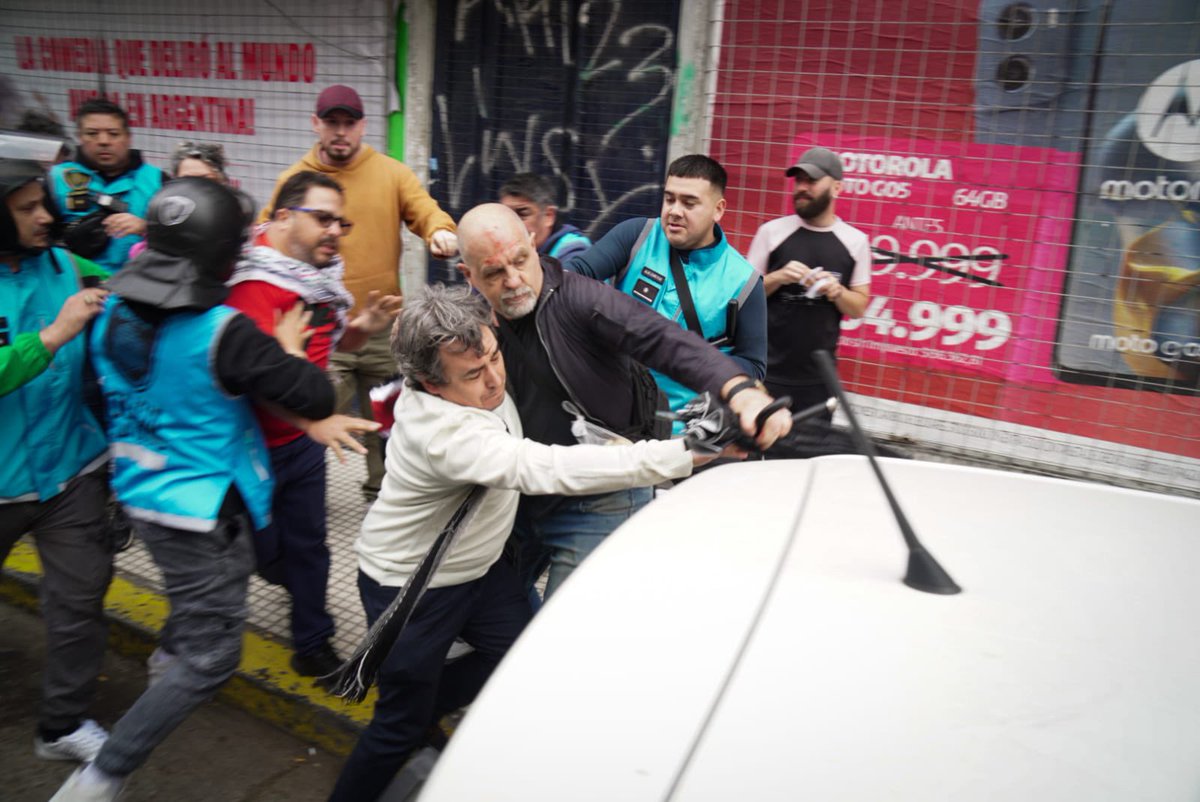 🇵🇸 Esta tarde salimos pacíficamente a la calle por el fin del genocidio en Gaza, y la Policía de la Ciudad promovió la detención ilegal y violenta de nuestro compañero Fernando, que tratamos de impedir. Protestar es un derecho, protestar contra un genocidio es un deber moral.