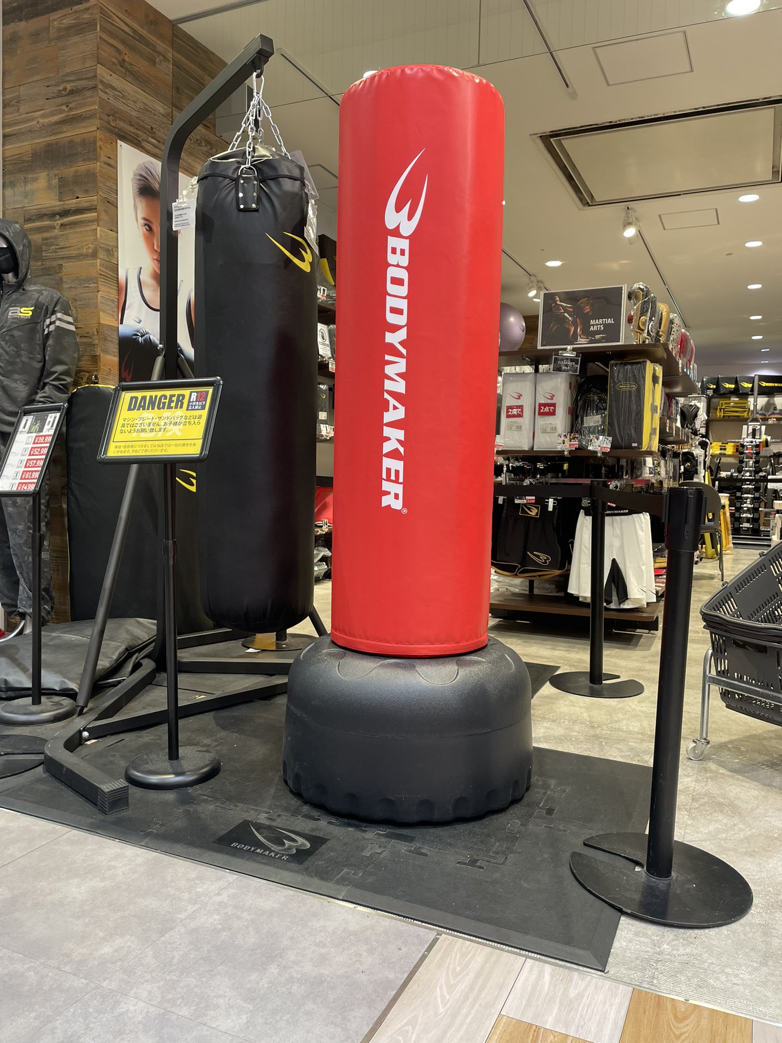 進撃の暇人)ボディメーカー サンドバッグ 取り付け金具付き 進撃の暇人