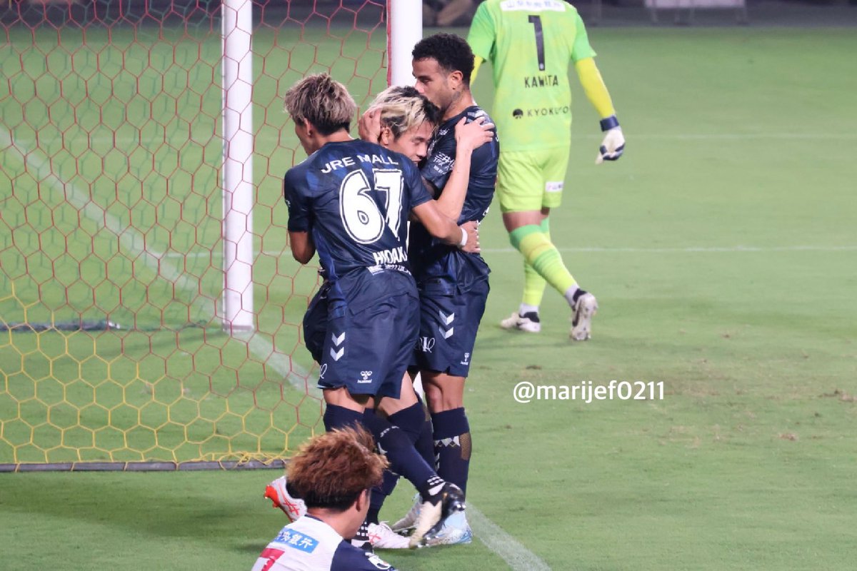 カルリーニョス選手はゴール決めた後、アシストをしてくれた椿選手の元へ♪
暫く抱きしめていた(*´꒳`*)
こんな姿見ると胸が熱くなる✨
2825.8.30
#jefunited 
#ジェフ千葉