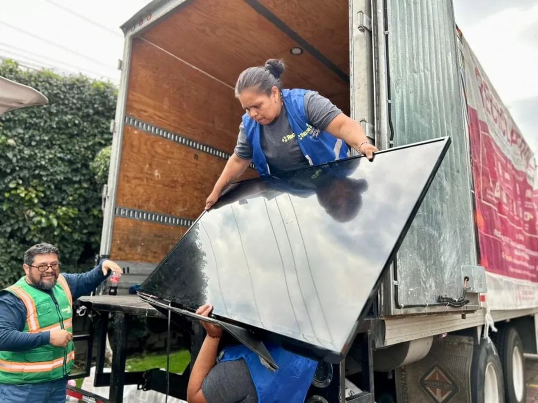 Ambiente_CMIC's tweet photo. ¡Gracias por su valioso apoyo en el #Reciclatrón2025! 🙌

Recolectamos +11 toneladas de RAEE y 500 kg de pilas, con la participación de más de 500 personas y 21 empresas. 🌱🔋

¡Nos vemos el próximo año en @cmicnacional! ♻️ https://t.co/sEoluTTL6E