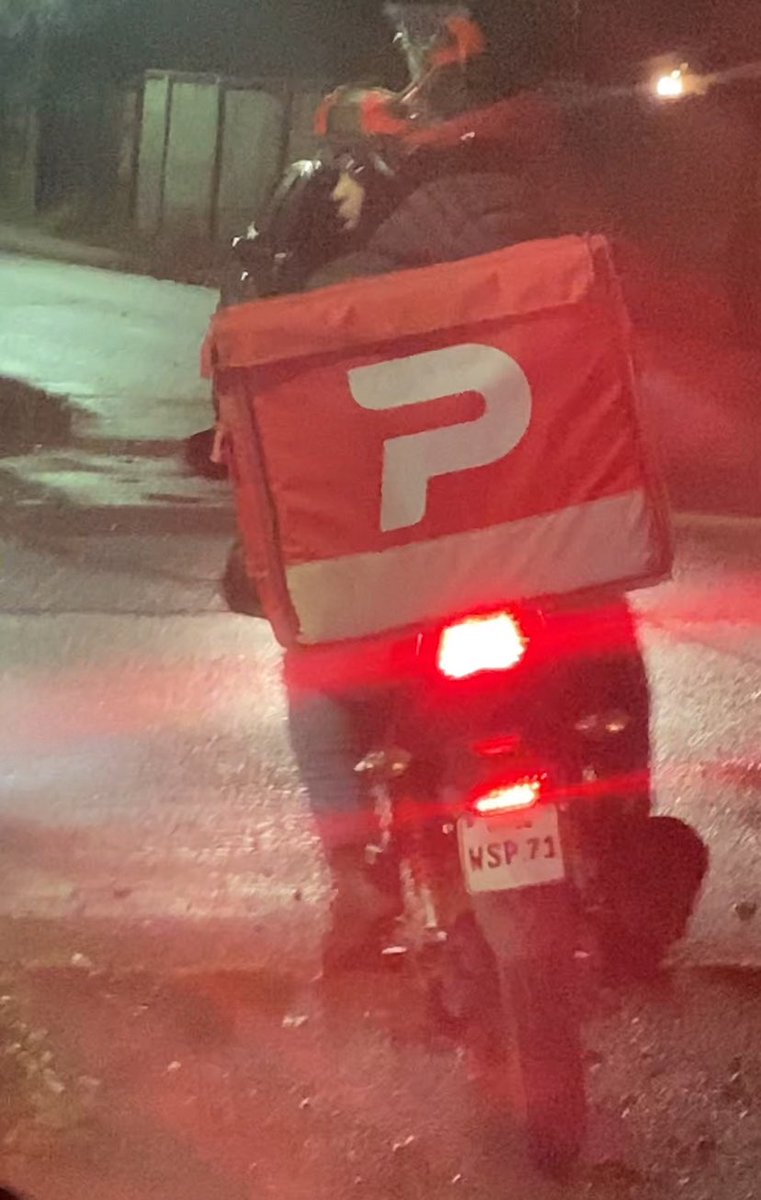 darJo_1510's tweet photo. Evitó quejarme más allá, pero este tipo en el Madero, en el polo de machali, por no permitirle adelantar me AMENAZÓ con tirar bala.

Me cansé de esta gente de porquería, mala que ni le interesan que puedan haber niños en el interior de un vehículo.

Que se vayan! https://t.co/8IqEmdI33v