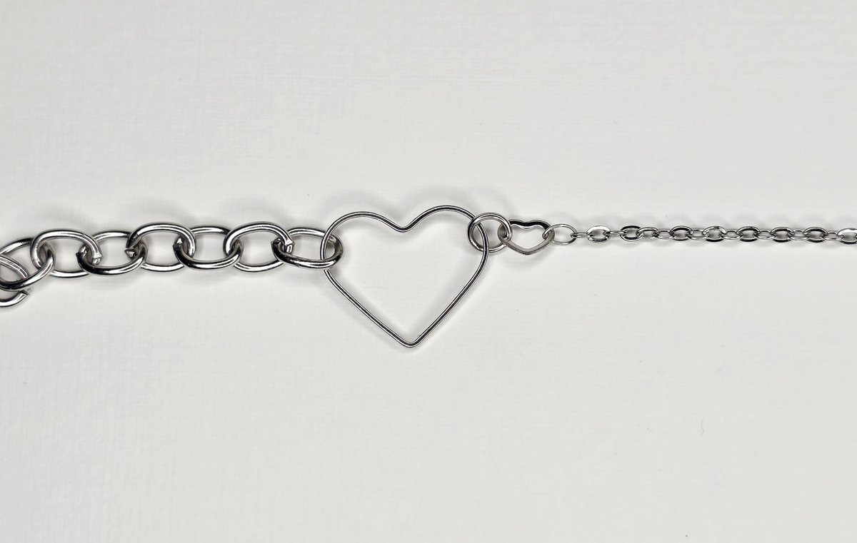 mess_sequence_'s tweet image. 하트가 무려 3개 팔찌 ‧˚₊*̥