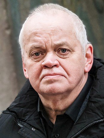 Евгений Бестужев.
Политолог. Активист с 30-летним стажем. Экс-политзэк.
За 27 антивоенных постов провел 2 года в СИЗО. Был приговорен к 5 годам условно. Сумел уехать в Литву, ищет работу. Его пенсии в 270€ критически не хватает на жизнь.

Сбор для Евгения Бестужева в 1ом реплае.