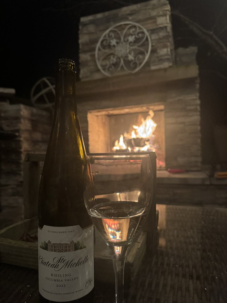 mfranx33's tweet photo. Enjoying patio fire weather in Northern Kentucky with our favorite winery @SteMichelle @SaraFranxman https://t.co/wI7iD0hX3D