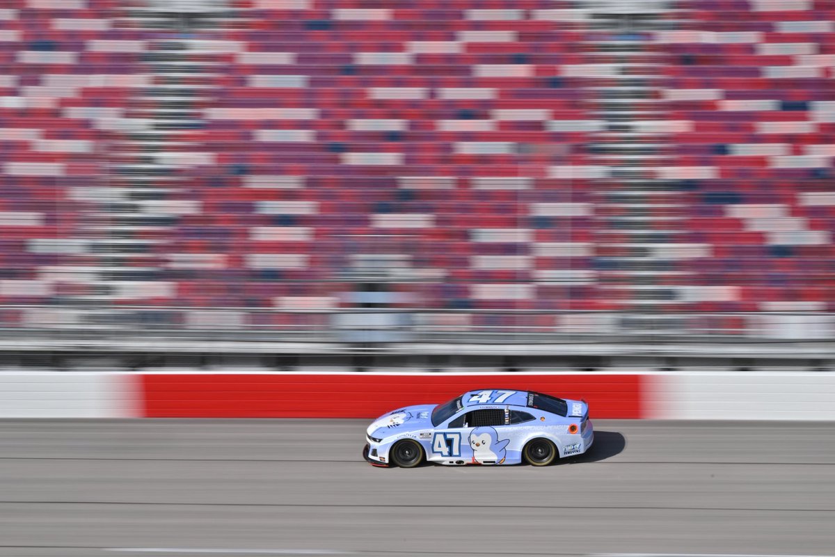 Pudgy Penguins 品牌的 NASCAR 赛车在赛道上疾驰