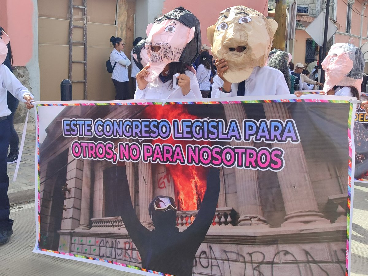 En el desfile escolar en Chiantla (Huehuetenango), las niñas y niños también denunciaron el "poco resultado" del <a href="/CongresoGuate/">Congreso Guatemala</a>, pese al presupuesto que maneja. "Este Congreso legisla para otros, no para nosotros'. Brutalmente buenas las críticas de esta escuela al legislativo.