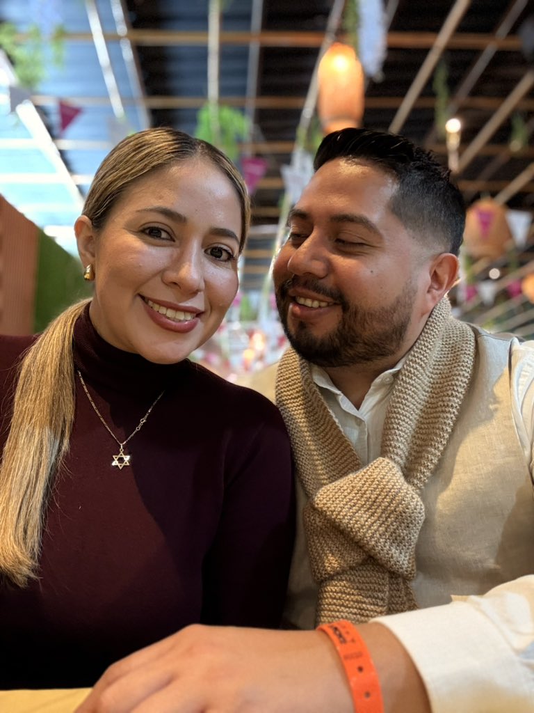 JimmyBarrosS's tweet photo. La felicidad de un Hombre…. Depende Enormemente del tipo de mujer que tengas en tu vida.   
Si quieres una Reina primero debes ser un Caballero y llévala a tu propio castillo para que ella lo haga Un HOGAR.
La Paz q ella me dá me hace Tan bien! https://t.co/fmeDy3pn9x