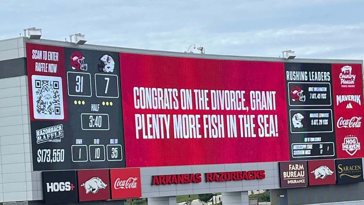 An Arkansas Fan Named Grant Got His Divorce Congratulated On The Big Screen At Razorback Stadium Today s.barstool.link/c/article-3551…