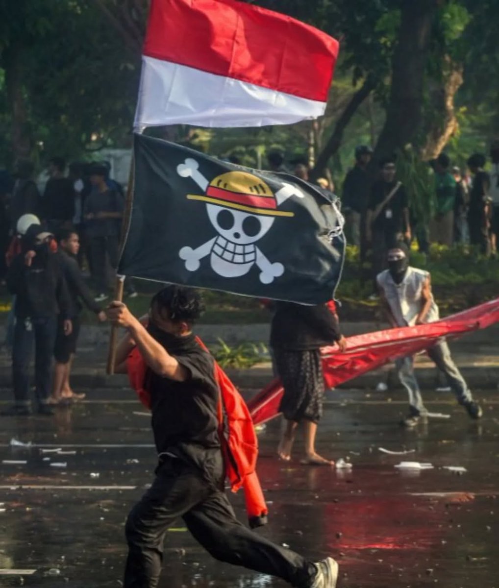 ElCharlie___'s tweet image. Aumentan las protestas en Indonesia, dónde los manifestantes han tomado como símbolo la bandera de One Piece, al punto que el gobierno ha intentado prohibirla.