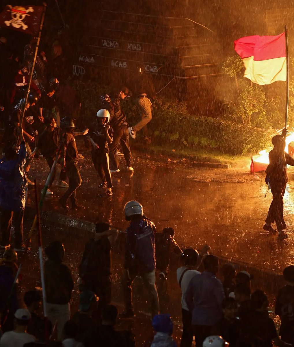 ElCharlie___'s tweet image. Aumentan las protestas en Indonesia, dónde los manifestantes han tomado como símbolo la bandera de One Piece, al punto que el gobierno ha intentado prohibirla.