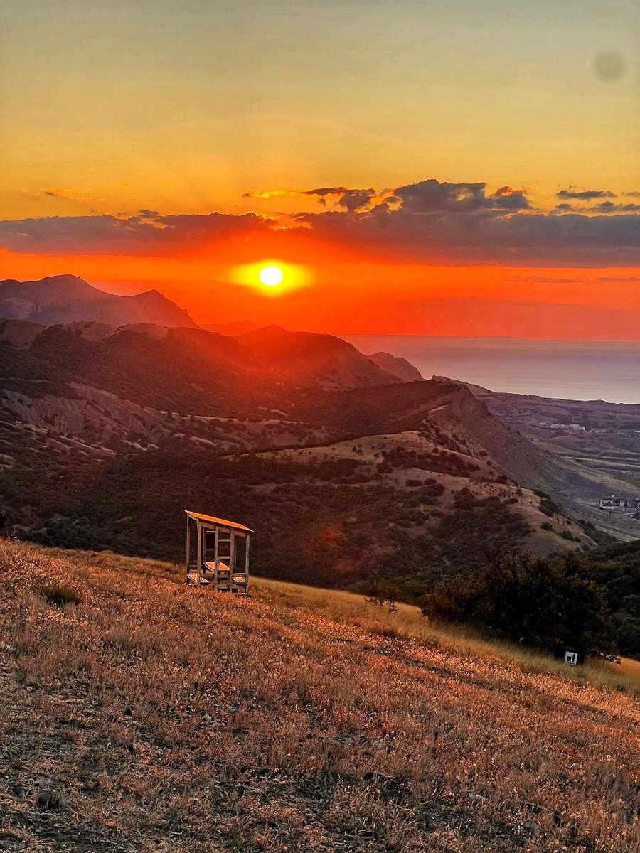 Где-то между подножием и вершиной находится ответ на загадку, зачем мы взбираемся...

Доброе утро❤️