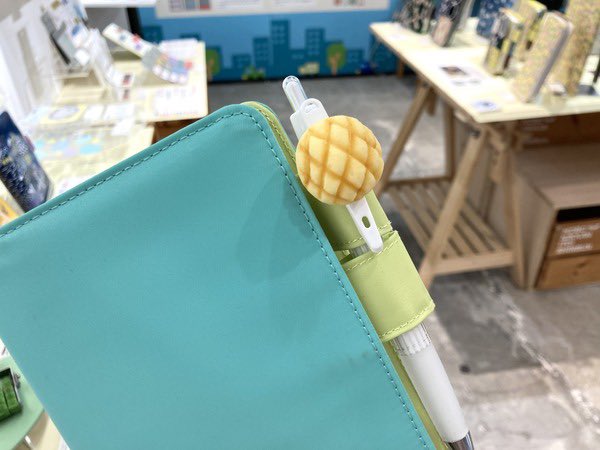 hobonichi_techo's tweet photo. 明日発売の文具の中から、個人的に気になったものを紹介します〜。それはこちら！

食品サンプルつきのボールペン！！左から、エビフライ、金平糖、焼きそばパンです。どれもなかなかリアルでおいしそう！(かわばた)
#HappyHobonichiDay https://t.co/bSKbbkucX7