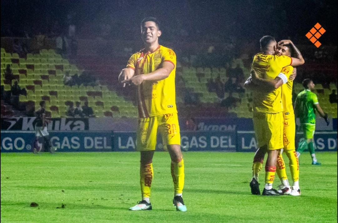 Quadratin_'s tweet image. J5 del #Apertura2025 
Minuto 58&apos;, ¡Goooooooooool de Alonso Flores! El oriundo  de Morelia se adueñó de la pelota desde tres cuartos de cancha, se metió al área para definir su doblete con disparo cruzado. 
#AtléticoMorelia 2-0 #Mineros
🏟️ Quadratín Morelos

📷: Marco…